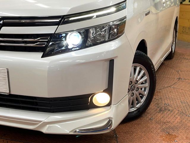 TOYOTA VOXY HYBRID 2014