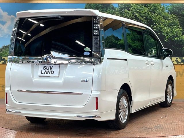 TOYOTA VOXY HYBRID 2014