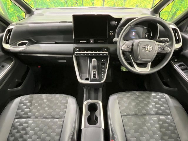 TOYOTA VOXY HYBRID 2024