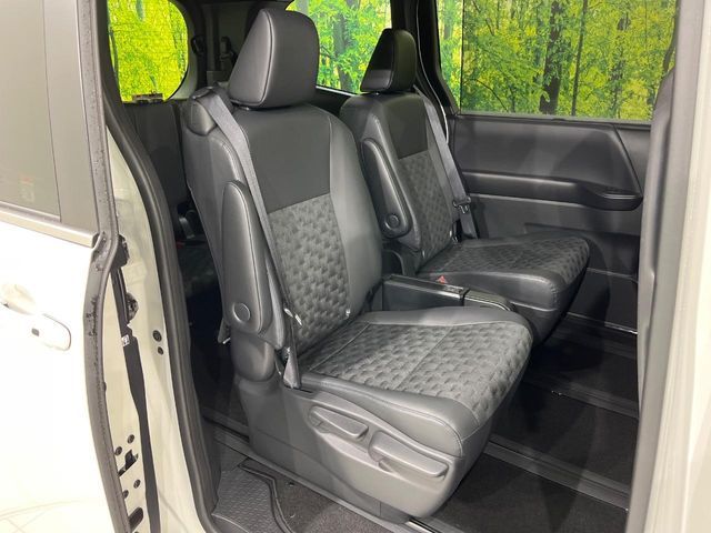 TOYOTA VOXY HYBRID 2024