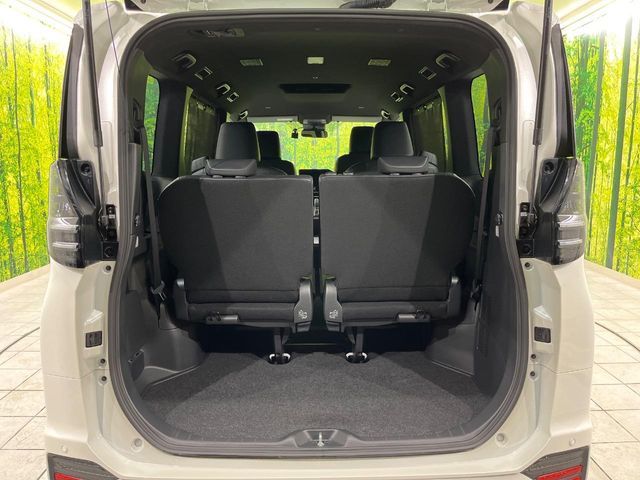 TOYOTA VOXY HYBRID 2024