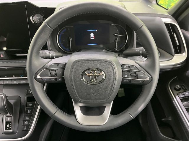 TOYOTA VOXY HYBRID 2024