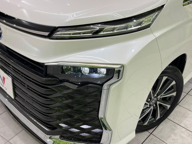 TOYOTA VOXY HYBRID 2024