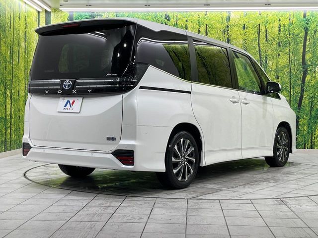 TOYOTA VOXY HYBRID 2024