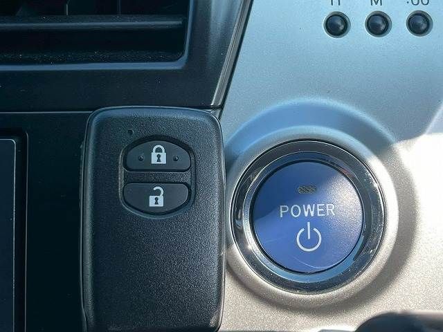 TOYOTA PRIUS Alpha 2012