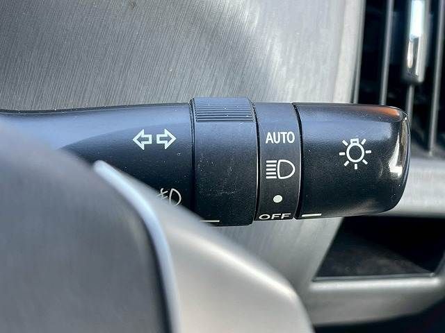 TOYOTA PRIUS Alpha 2012