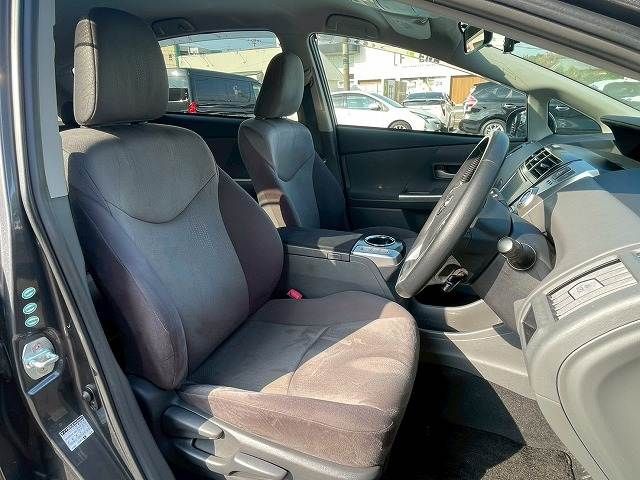 TOYOTA PRIUS Alpha 2012