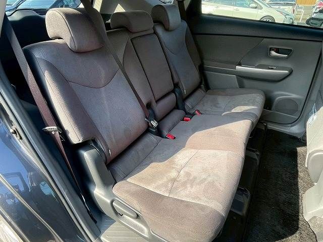 TOYOTA PRIUS Alpha 2012