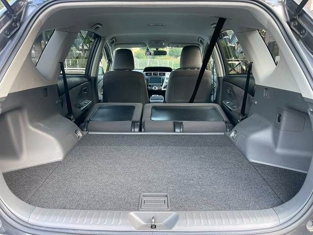 TOYOTA PRIUS Alpha 2012