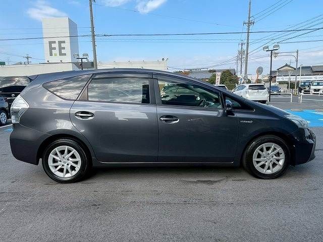 TOYOTA PRIUS Alpha 2012