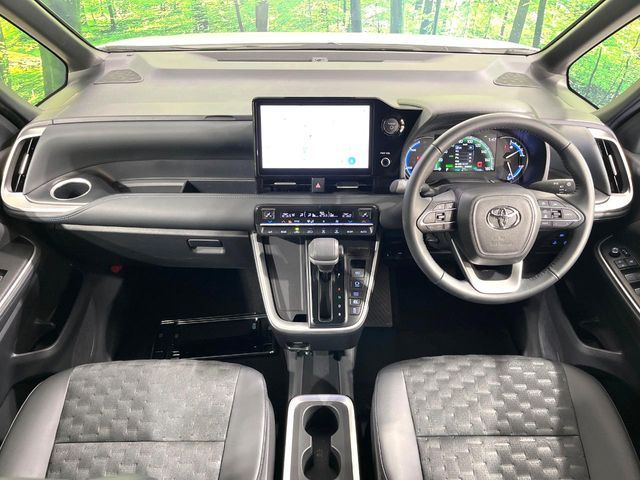 TOYOTA VOXY HYBRID 2024