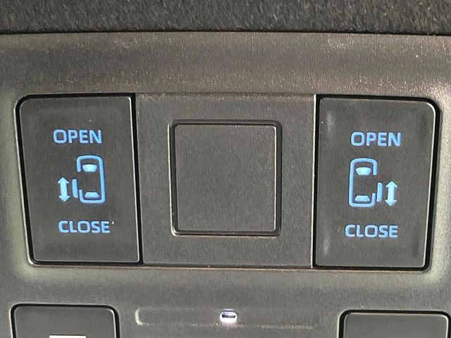 TOYOTA VOXY HYBRID 2024