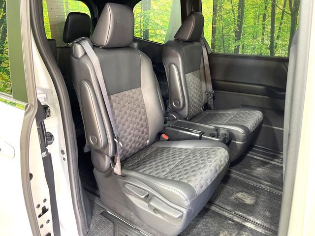 TOYOTA VOXY HYBRID 2024