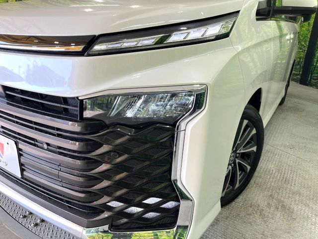 TOYOTA VOXY HYBRID 2024