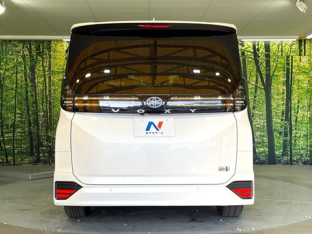 TOYOTA VOXY HYBRID 2024