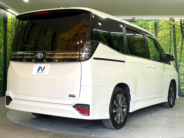 TOYOTA VOXY HYBRID 2024