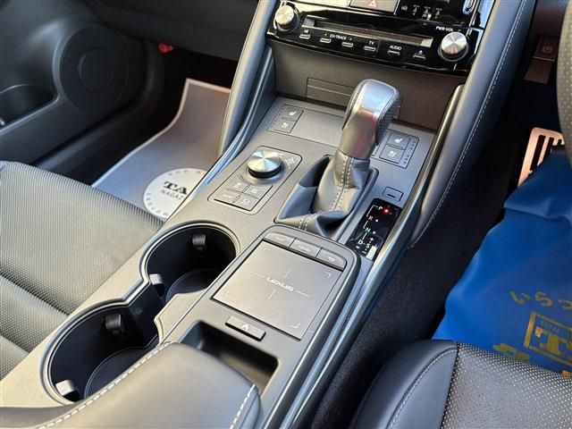 TOYOTA LEXUS IS300h 2020