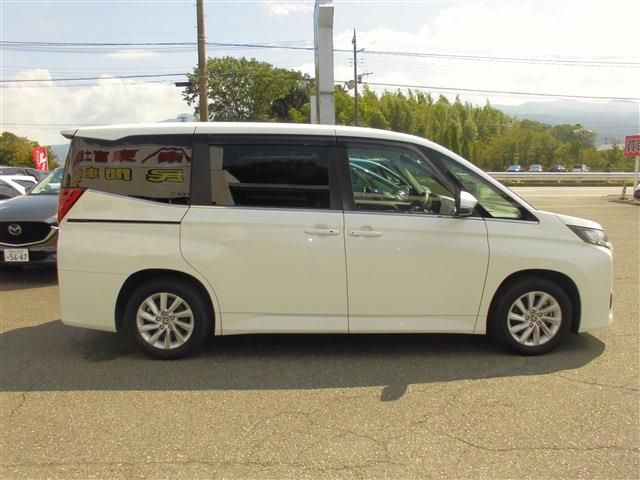 TOYOTA NOAH HYBRID 2024