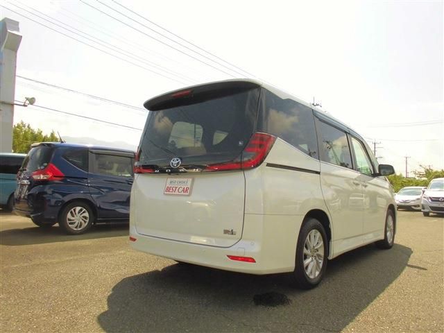 TOYOTA NOAH HYBRID 2024