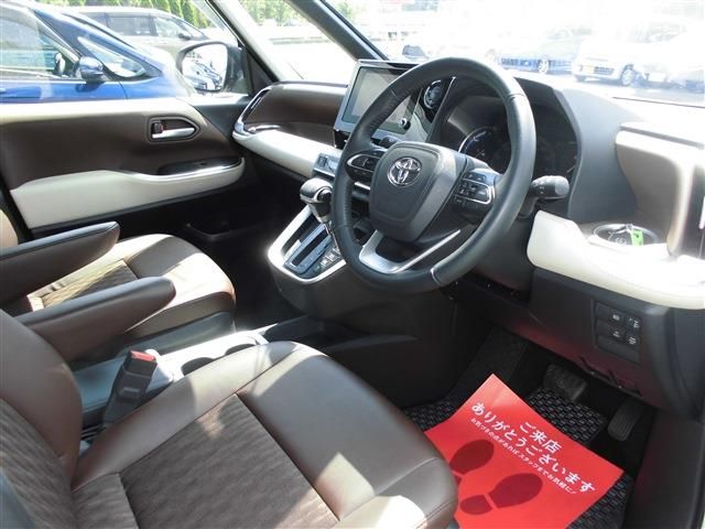 TOYOTA NOAH HYBRID 2024