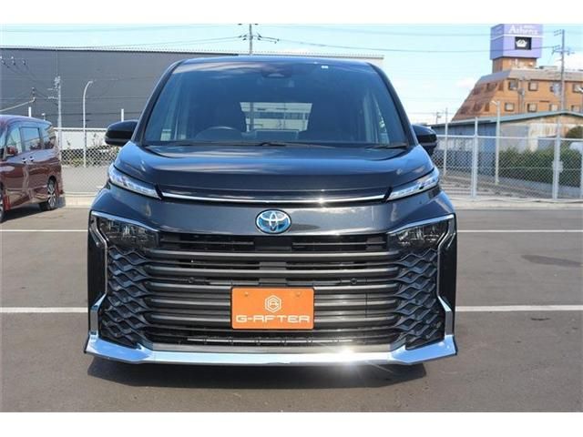 TOYOTA VOXY HYBRID 2023