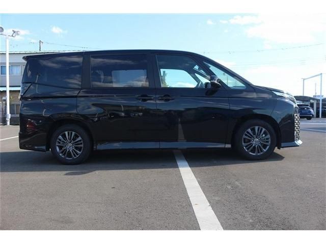 TOYOTA VOXY HYBRID 2023