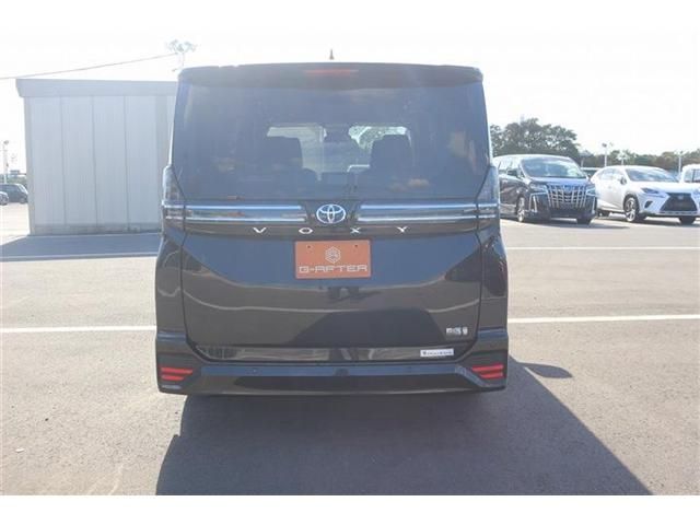 TOYOTA VOXY HYBRID 2023