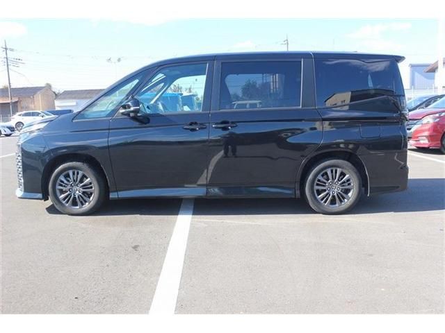 TOYOTA VOXY HYBRID 2023