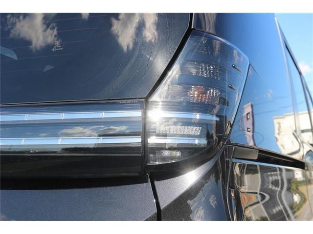 TOYOTA VOXY HYBRID 2023