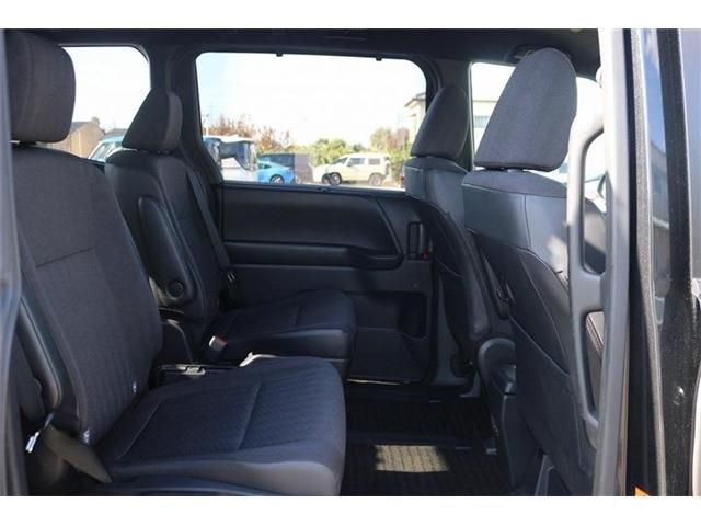 TOYOTA VOXY HYBRID 2023