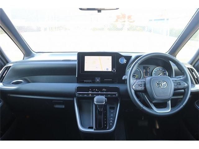 TOYOTA VOXY HYBRID 2023