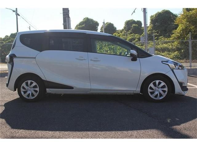 TOYOTA SIENTA 2017