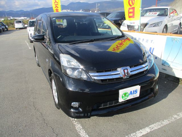 TOYOTA Isis 2014