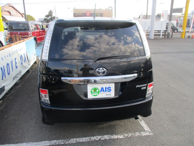 TOYOTA Isis 2014
