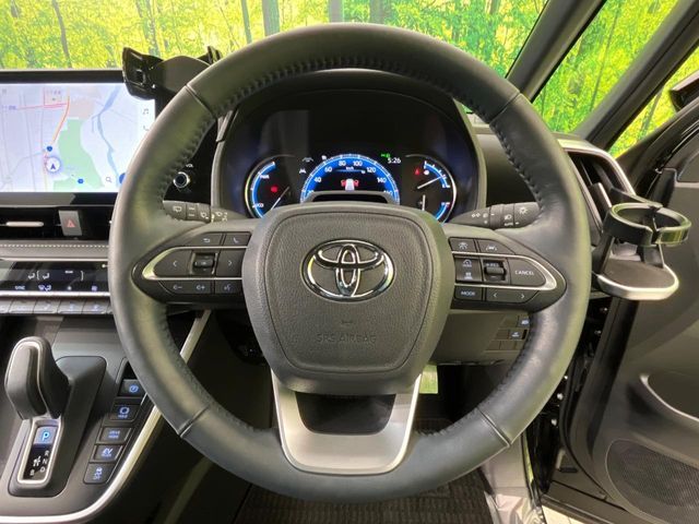 TOYOTA NOAH HYBRID 2025