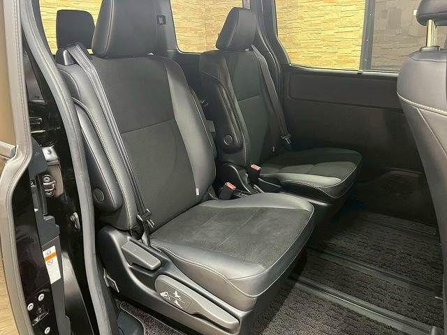 TOYOTA NOAH HYBRID 2019