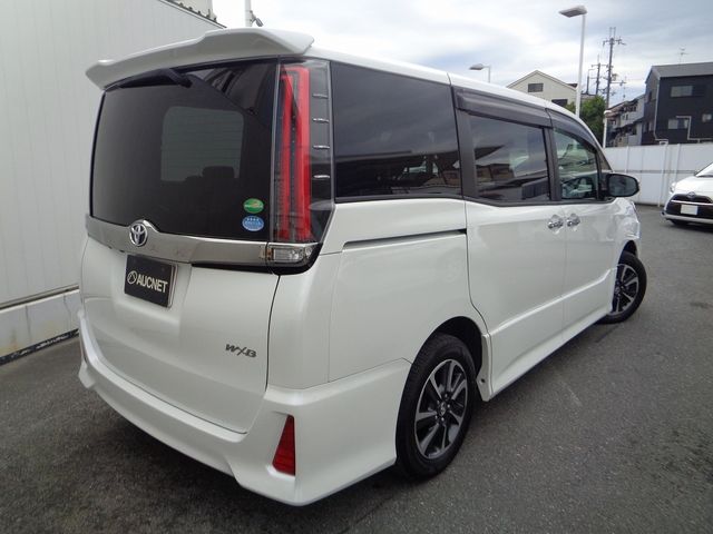 TOYOTA NOAH 2018