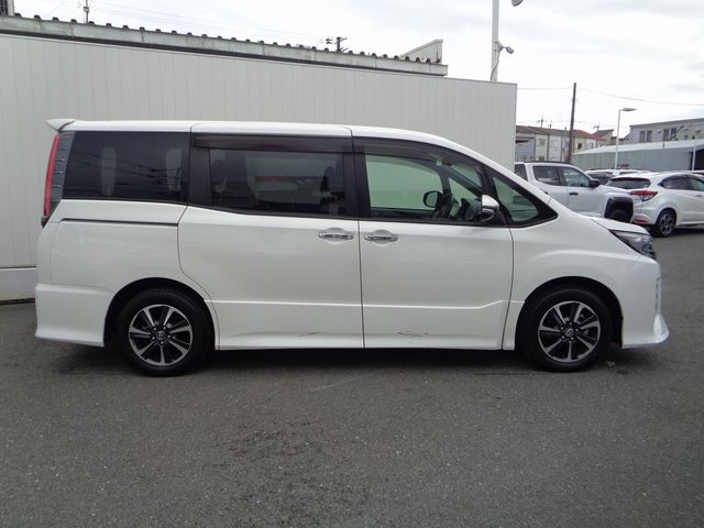 TOYOTA NOAH 2018