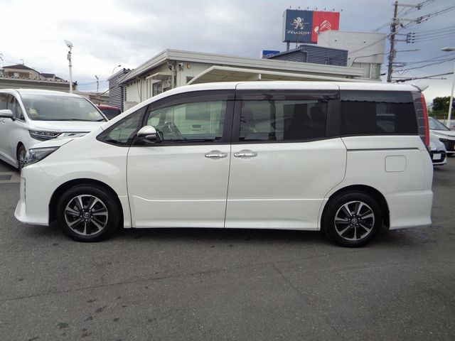TOYOTA NOAH 2018