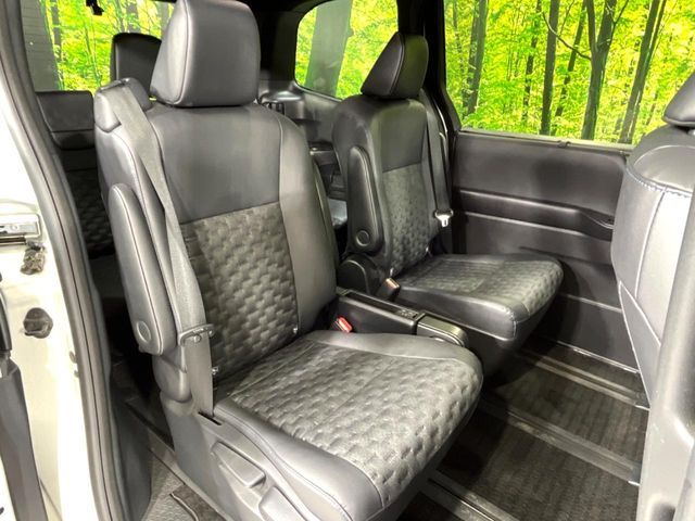 TOYOTA VOXY HYBRID 4WD 2023