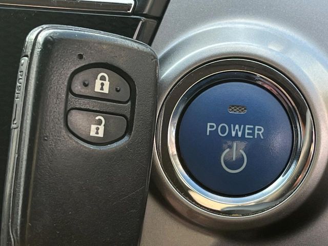 TOYOTA PRIUS Alpha 2015