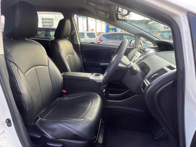 TOYOTA PRIUS Alpha 2015