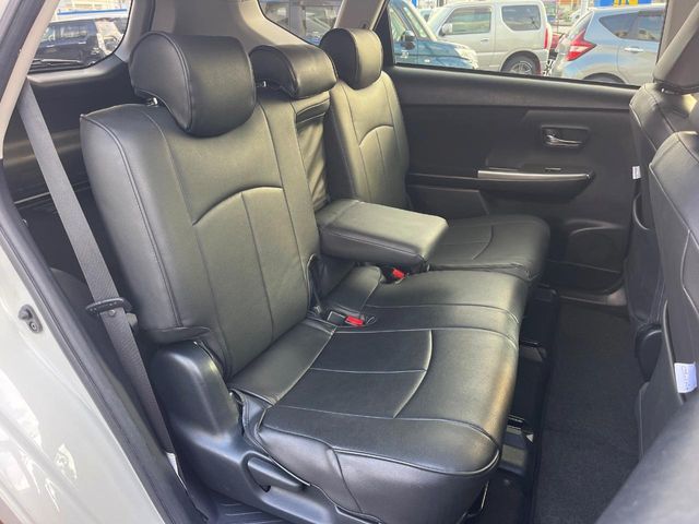 TOYOTA PRIUS Alpha 2015