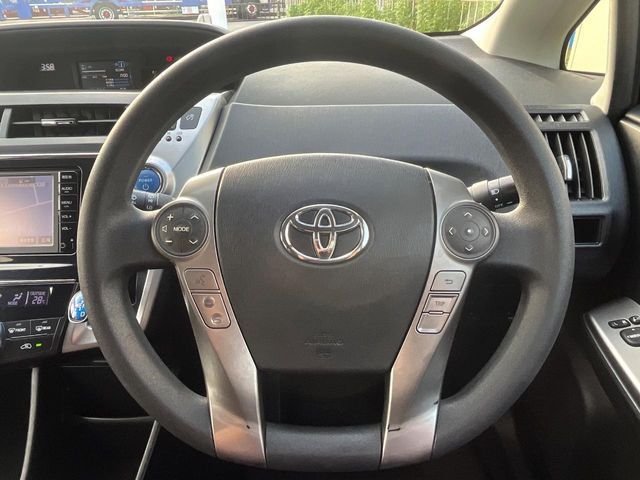 TOYOTA PRIUS Alpha 2015