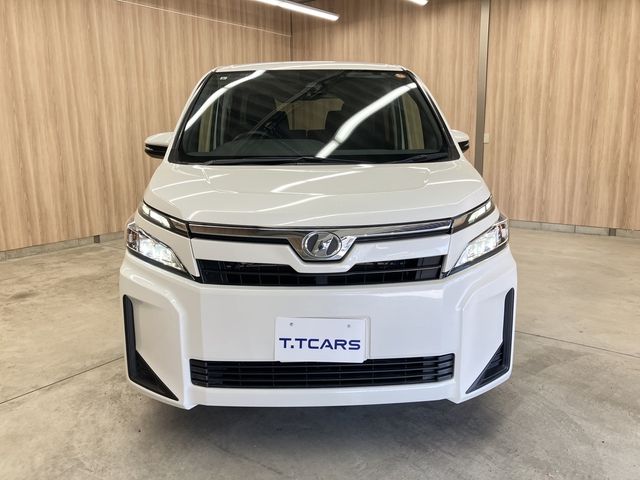 TOYOTA VOXY 2017