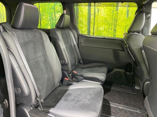 TOYOTA VOXY HYBRID 2021