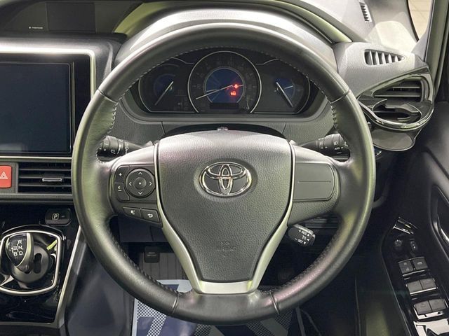 TOYOTA VOXY HYBRID 2021