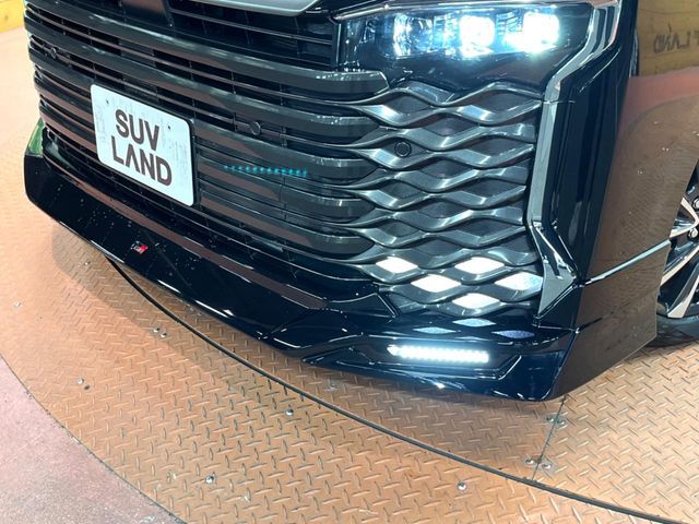 TOYOTA VOXY HYBRID 2022