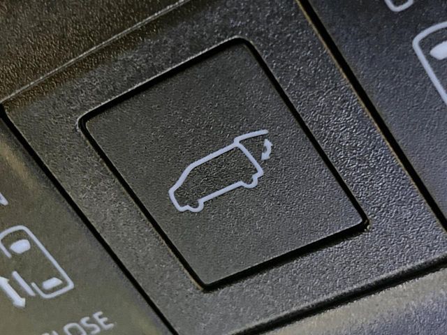 TOYOTA VOXY HYBRID 2022