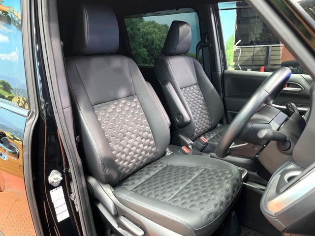 TOYOTA VOXY HYBRID 2022